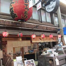 赤い提灯が目印