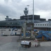 スキポール空港のすぐ近くて、車で10分くらいです