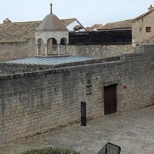 石塀に囲まれたアラブ浴場。茶色い扉が入口。