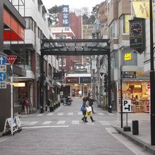 今の百段坂前の通り(この正面奥に百段が)