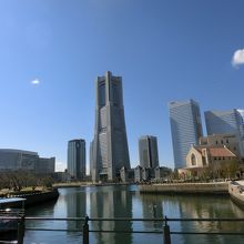 右の端のベンチのあたりが公園。