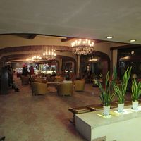 レトロな雰囲気のロビー。庭も眺められ景色も良いです。