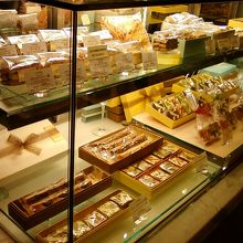 風月堂さんの前衛的パターンかな。