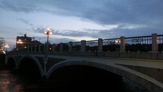 早朝の浅野川大橋