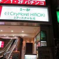 ホテル入り口はエレベータ。５Ｆがフロント、客室はその上です。