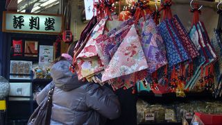 懐かしい雷おこしとかりんとうが売っています