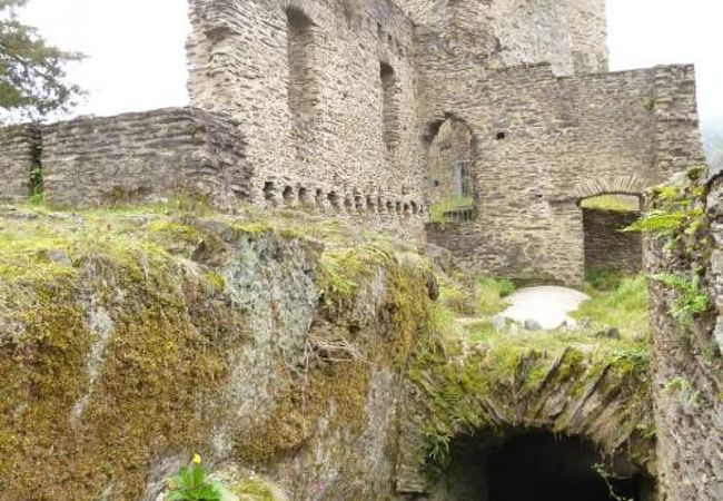 廃墟のエッシュ・シュル・シュール城からの眺めはロマンの中世時代♪