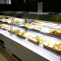 パンはショーケースの中にあるのを自分で取り出す方式