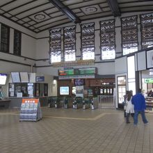 駅舎内は、高い吹き抜けの天井と、壁のガラスランプが印象的です