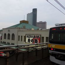 総武線と駅ホームからの景色