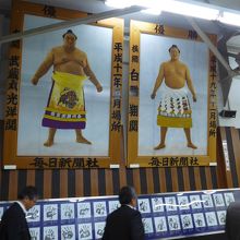横綱の白鵬と武蔵丸の写真が駅構内に飾られている