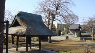住宅地の中にある神社