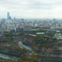 33階からの大阪城公園　大阪城と遠くに阿倍野ハルカス