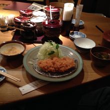 とんかつのかつくらです。一般店の１００円程度ＵＰです。