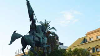 五月広場に位置