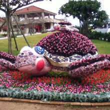 公園内の花のオブジェ