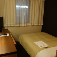 窓の外の明かりは新幹線のホーム