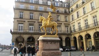 ピラミッド広場　ジャンヌ・ダルクの像がある