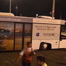 ドーハ空港では沖止めでバス移動。
