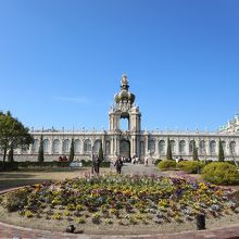 パークのシンボル「ツヴィンガー宮殿」。庭園は無料で見学可。