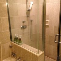 浴室はシャワーとバスタブが分かれてました