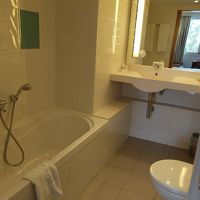 浴槽のほか、独立したシャワーブースあり。