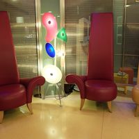 ロビーには、ちょっと変わったデザインの椅子やオブジェあり。