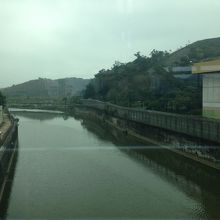 香港と深センの境の川です