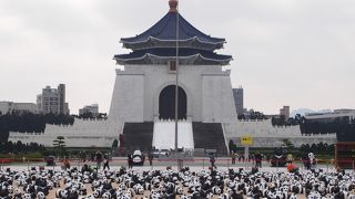 巨大な蒋介石の銅像