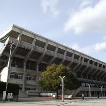 正面入口の赤い名称が目立っています