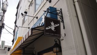 フランスの街角のような外観のベーカリー