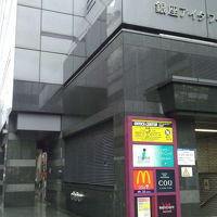 有楽町から歩くと　三越や松坂屋の裏です