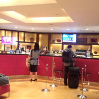 階段とエスカレーターを挟んだ片方がフロント