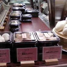 店内少し暗めな雰囲気です。