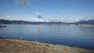 湖畔に遊歩道が続いています