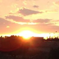 部屋の窓からの夕日