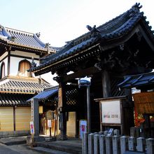 称念寺 （しょうねんじ）は部分的ながら工事中でした