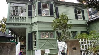 目立つ黄緑の壁