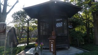 かなり古い灯籠のようです