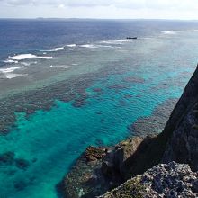 断崖の上から見える海