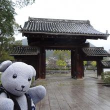 ご開門の藩庁門