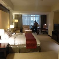 HOLIDAY INN DELUXE ROOM