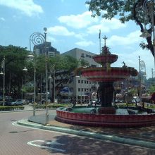 大きな噴水が目印