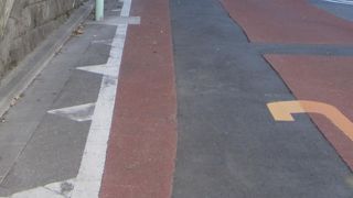 裏手にありますがセレブな雰囲気の坂