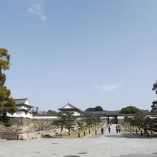 広々とした大手門前