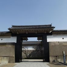 大きな石で築かれた大手門