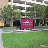 裏側の駐車場。この通りから、飛行機の発着、良く見える。