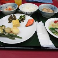 朝食　だし巻きはその場で作られとても美味しかった。芋煮も良い