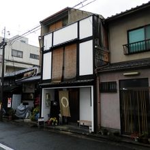 住宅地の中に佇む町家です。