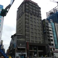 通りを隔てて見た外観